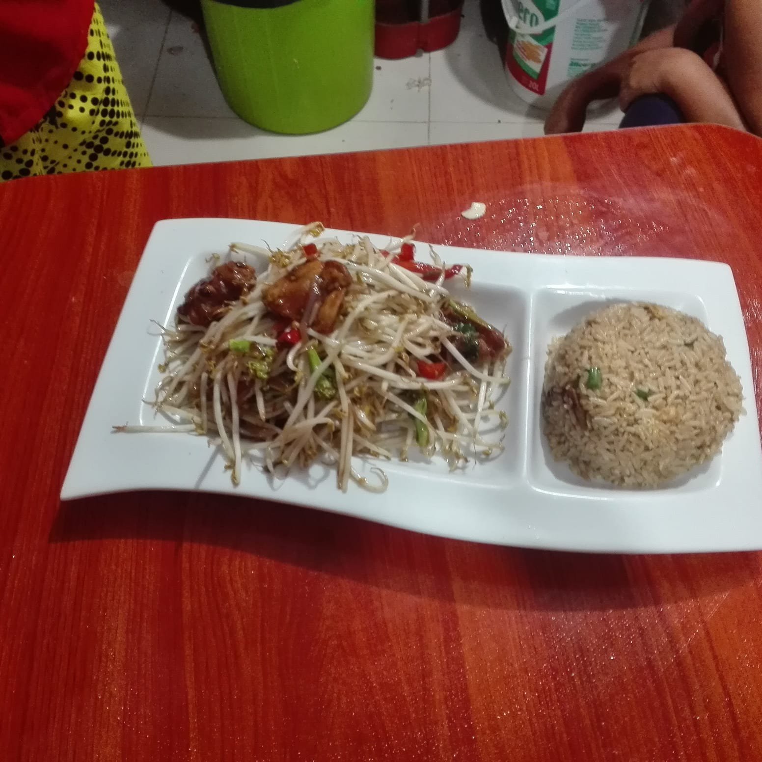 Plato de chifa y pollería de Nan Jing